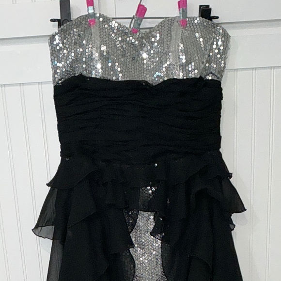 RARE DESIGNER BEBE SILVER SEQUINED MINIDRESS W DETACHABLE RUFFLED CHIFFON TRAIN - Picture 1 of 15